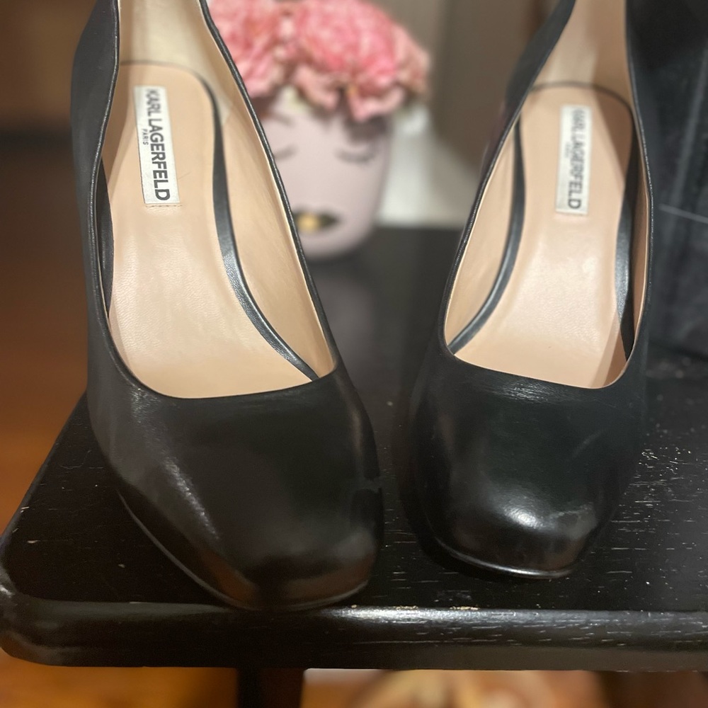 Karl Lagerfeld black leather pumps with bonus Vivian Lou inserts !
